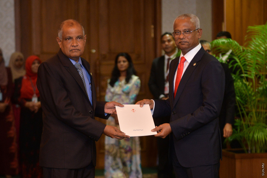 ނޮވެމްބަރ 17، 2018: ރައީސް އިބްރާޙިމް މުހައްމަދު ސޯލިހުގެ ސަރުކާރުގެ ކެބިނެޓް ހުވާކުރުމާއި ރައީސް އޮފީހުގެ ބައެއް މަގާމުތަކަށް ބޭފުޅުން އައްޔަނުކުރުމަށް ރައީސް އޮފީހުގައި ބޭއްވި ރަސްމިއްޔާތު -- ސަން ފޮޓޯ/ އަޙްމަދު އަވްޝަން އިލްޔާސް
