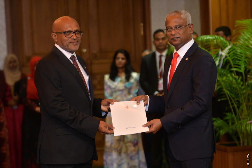 ނޮވެމްބަރ 17، 2018: ރައީސް އިބްރާޙިމް މުހައްމަދު ސޯލިހުގެ ސަރުކާރުގެ ކެބިނެޓް ހުވާކުރުމާއި ރައީސް އޮފީހުގެ ބައެއް މަގާމުތަކަށް ބޭފުޅުން އައްޔަނުކުރުމަށް ރައީސް އޮފީހުގައި ބޭއްވި ރަސްމިއްޔާތު -- ސަން ފޮޓޯ/ އަޙްމަދު އަވްޝަން އިލްޔާސް