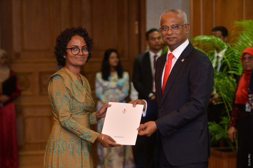 ނޮވެމްބަރ 17، 2018: ރައީސް އިބްރާޙިމް މުހައްމަދު ސޯލިހުގެ ސަރުކާރުގެ ކެބިނެޓް ހުވާކުރުމާއި ރައީސް އޮފީހުގެ ބައެއް މަގާމުތަކަށް ބޭފުޅުން އައްޔަނުކުރުމަށް ރައީސް އޮފީހުގައި ބޭއްވި ރަސްމިއްޔާތު -- ސަން ފޮޓޯ/ އަޙްމަދު އަވްޝަން އިލްޔާސް