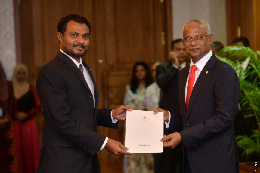 ނޮވެމްބަރ 17، 2018: ރައީސް އިބްރާޙިމް މުހައްމަދު ސޯލިހުގެ ސަރުކާރުގެ ކެބިނެޓް ހުވާކުރުމާއި ރައީސް އޮފީހުގެ ބައެއް މަގާމުތަކަށް ބޭފުޅުން އައްޔަނުކުރުމަށް ރައީސް އޮފީހުގައި ބޭއްވި ރަސްމިއްޔާތު -- ސަން ފޮޓޯ/ އަޙްމަދު އަވްޝަން އިލްޔާސް