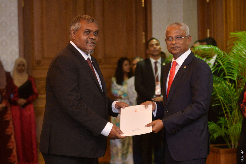 ނޮވެމްބަރ 17، 2018: ރައީސް އިބްރާޙިމް މުހައްމަދު ސޯލިހުގެ ސަރުކާރުގެ ކެބިނެޓް ހުވާކުރުމާއި ރައީސް އޮފީހުގެ ބައެއް މަގާމުތަކަށް ބޭފުޅުން އައްޔަނުކުރުމަށް ރައީސް އޮފީހުގައި ބޭއްވި ރަސްމިއްޔާތު -- ސަން ފޮޓޯ/ އަޙްމަދު އަވްޝަން އިލްޔާސް