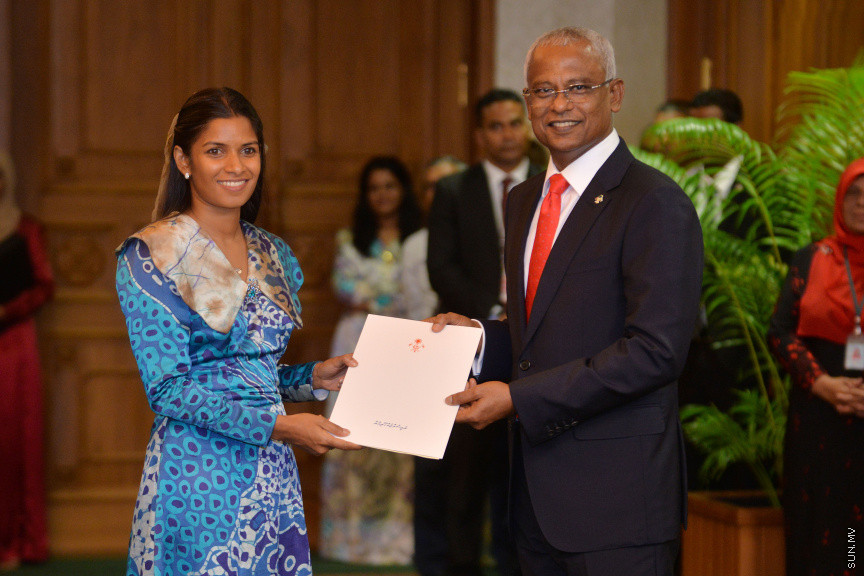 ނޮވެމްބަރ 17، 2018: ރައީސް އިބްރާޙިމް މުހައްމަދު ސޯލިހުގެ ސަރުކާރުގެ ކެބިނެޓް ހުވާކުރުމާއި ރައީސް އޮފީހުގެ ބައެއް މަގާމުތަކަށް ބޭފުޅުން އައްޔަނުކުރުމަށް ރައީސް އޮފީހުގައި ބޭއްވި ރަސްމިއްޔާތު -- ސަން ފޮޓޯ/ އަޙްމަދު އަވްޝަން އިލްޔާސް