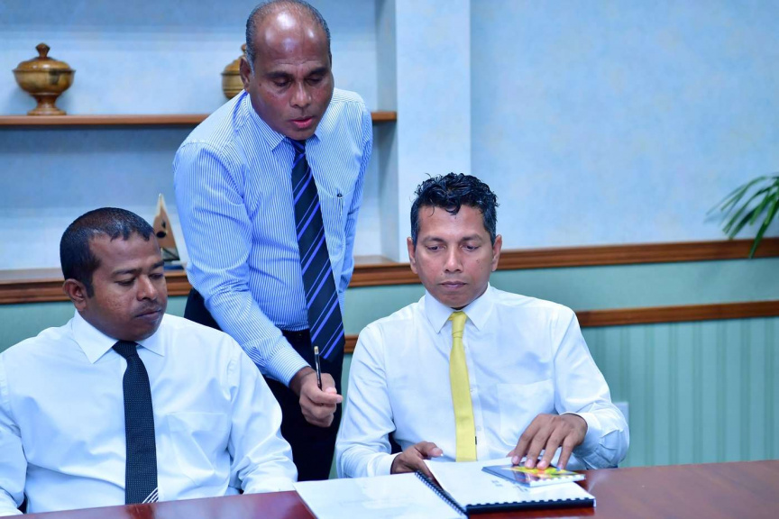 ނޮވެމްބަރ 19، 2018: ރައީސުލްޖުމްހޫރިއްޔާއާއި، ރައީސުލްޖުމްހޫރިއްޔާގެ ނައިބު އައްޑޫ ސިޓީ ކައުންސިލުގެ މެންބަރުންނާއި ބައްދަލުކުރެއްވުން -- ފޮޓޯ/ ރައީސް އޮފީސް 