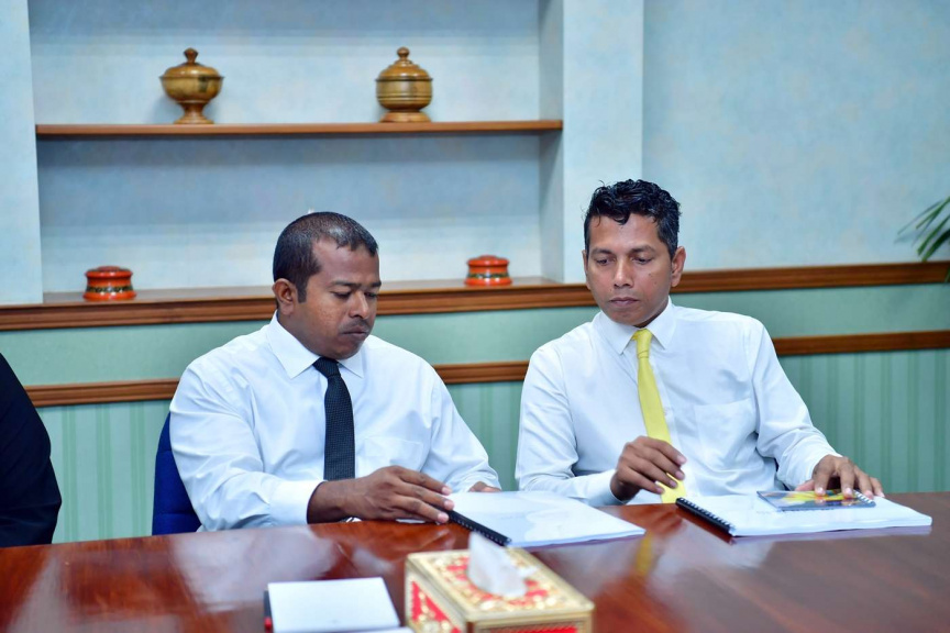 ނޮވެމްބަރ 19، 2018: ރައީސުލްޖުމްހޫރިއްޔާއާއި، ރައީސުލްޖުމްހޫރިއްޔާގެ ނައިބު އައްޑޫ ސިޓީ ކައުންސިލުގެ މެންބަރުންނާއި ބައްދަލުކުރެއްވުން -- ފޮޓޯ/ ރައީސް އޮފީސް 