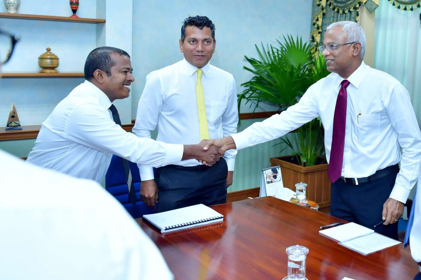 ނޮވެމްބަރ 19، 2018: ރައީސުލްޖުމްހޫރިއްޔާއާއި، ރައީސުލްޖުމްހޫރިއްޔާގެ ނައިބު އައްޑޫ ސިޓީ ކައުންސިލުގެ މެންބަރުންނާއި ބައްދަލުކުރެއްވުން -- ފޮޓޯ/ ރައީސް އޮފީސް 