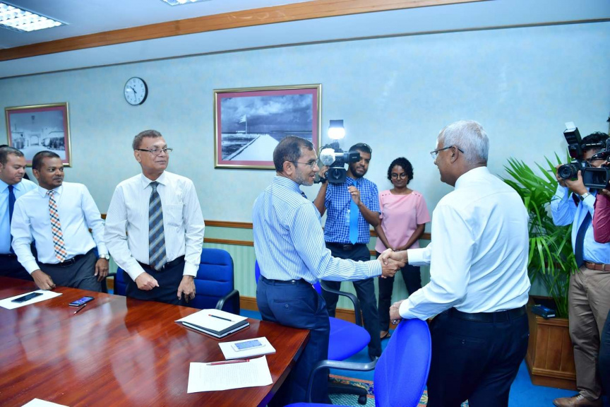 ނޮވެމްބަރ 19، 2018: ރައީސުލްޖުމްހޫރިއްޔާއާއި، ރައީސުލްޖުމްހޫރިއްޔާގެ ނައިބު އައްޑޫ ސިޓީ ކައުންސިލުގެ މެންބަރުންނާއި ބައްދަލުކުރެއްވުން -- ފޮޓޯ/ ރައީސް އޮފީސް 