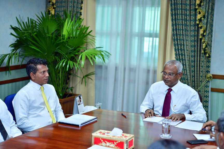 ނޮވެމްބަރ 19، 2018: ރައީސުލްޖުމްހޫރިއްޔާއާއި، ރައީސުލްޖުމްހޫރިއްޔާގެ ނައިބު އައްޑޫ ސިޓީ ކައުންސިލުގެ މެންބަރުންނާއި ބައްދަލުކުރެއްވުން -- ފޮޓޯ/ ރައީސް އޮފީސް 