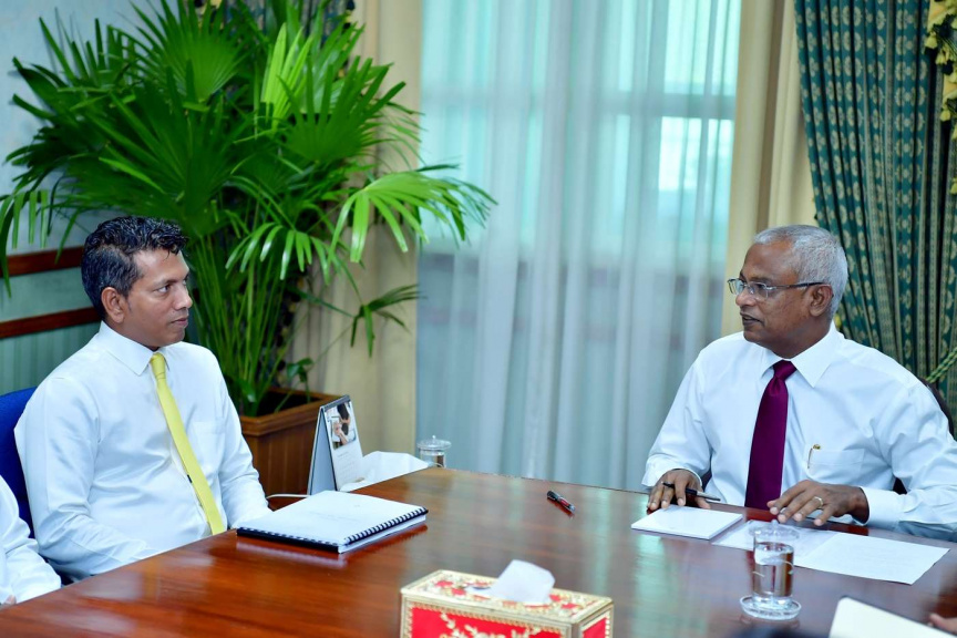 ނޮވެމްބަރ 19، 2018: ރައީސުލްޖުމްހޫރިއްޔާއާއި، ރައީސުލްޖުމްހޫރިއްޔާގެ ނައިބު އައްޑޫ ސިޓީ ކައުންސިލުގެ މެންބަރުންނާއި ބައްދަލުކުރެއްވުން -- ފޮޓޯ/ ރައީސް އޮފީސް 