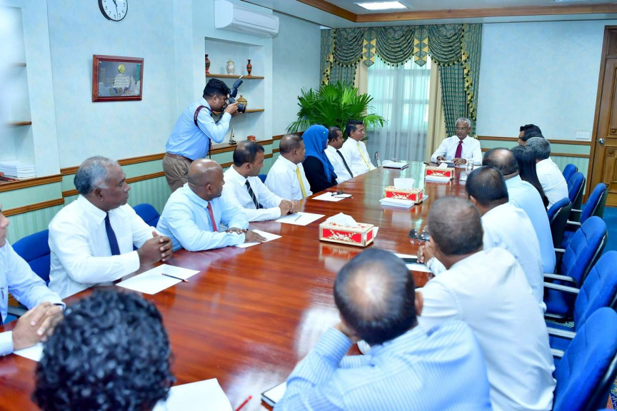 ނޮވެމްބަރ 19، 2018: ރައީސުލްޖުމްހޫރިއްޔާއާއި، ރައީސުލްޖުމްހޫރިއްޔާގެ ނައިބު އައްޑޫ ސިޓީ ކައުންސިލުގެ މެންބަރުންނާއި ބައްދަލުކުރެއްވުން -- ފޮޓޯ/ ރައީސް އޮފީސް 