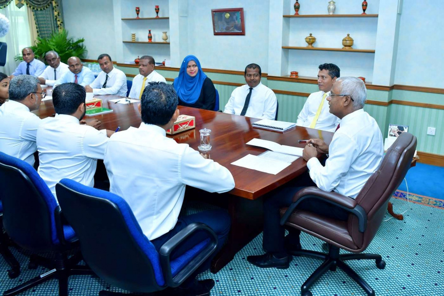 ނޮވެމްބަރ 19، 2018: ރައީސުލްޖުމްހޫރިއްޔާއާއި، ރައީސުލްޖުމްހޫރިއްޔާގެ ނައިބު އައްޑޫ ސިޓީ ކައުންސިލުގެ މެންބަރުންނާއި ބައްދަލުކުރެއްވުން -- ފޮޓޯ/ ރައީސް އޮފީސް 