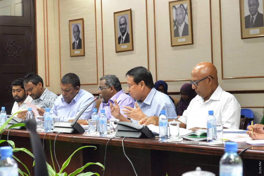 2019 ވަނަ އަހަރުގެ ބަޖެޓް ދިރާސާ ކުރާ ކޮމެޓީ ބައްދަލުވުމުގެ ތެރެއިން -- ސަން ފޮޓޯ/ އަހުމަދު އަވްޝަން އިލްޔާސް