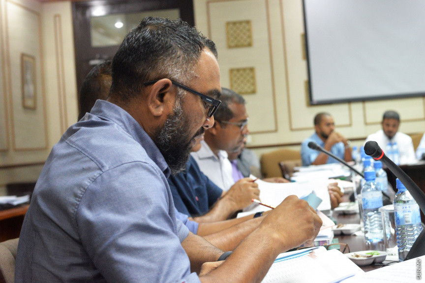 2019 ވަނަ އަހަރުގެ ބަޖެޓް ދިރާސާ ކުރާ ކޮމެޓީ ބައްދަލުވުމުގެ ތެރެއިން -- ސަން ފޮޓޯ/ އަހުމަދު އަވްޝަން އިލްޔާސް