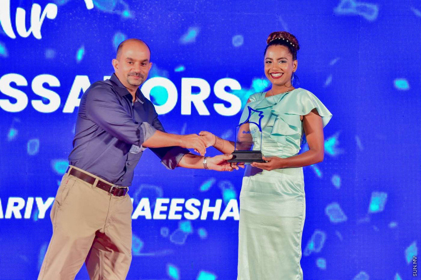 މަންތާ އެއާ ރަސްމީކޮށް ލޯންޗުކޮށް ބްރޭންޑް އެމްބެސެޑަރުން ކަޑައެޅޫމައް ރޭބޭއްވި ރަސްމިއްޔާތުގެ ތެރެއިން -- ފޮޓޯ/ ރައީސް އޮފީސް