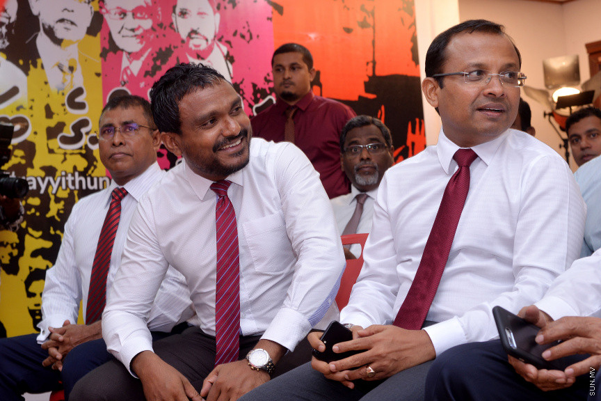 ނޮވެމްބަރ 26، 2016: ރައްޔިތުންގެ މަޖިލީހުގެ ތިނަދޫ ދެކުނު ދާއިރާގެ މެމްބަރު އަބްދުﷲ އަހުމަދު (އަބުޅޯ) އާއި މަޑުއްވަރީ ދާއިރާގެ މެމްބަރު މުހައްމަދު އަމީތު ޖުމްހޫރީ ޕާޓީއަށް ސޮއިކުރުން -- ސަން ފޮޓޯ/ ފަޔާޒު މޫސާ