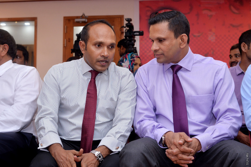 ނޮވެމްބަރ 26، 2016: ރައްޔިތުންގެ މަޖިލީހުގެ ތިނަދޫ ދެކުނު ދާއިރާގެ މެމްބަރު އަބްދުﷲ އަހުމަދު (އަބުޅޯ) އާއި މަޑުއްވަރީ ދާއިރާގެ މެމްބަރު މުހައްމަދު އަމީތު ޖުމްހޫރީ ޕާޓީއަށް ސޮއިކުރުން -- ސަން ފޮޓޯ/ ފަޔާޒު މޫސާ