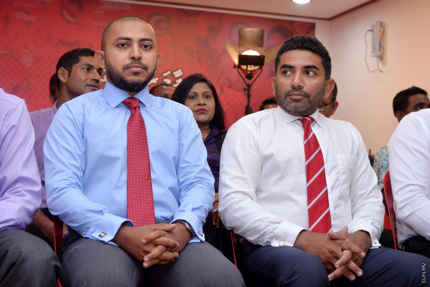 ނޮވެމްބަރ 26، 2016: ރައްޔިތުންގެ މަޖިލީހުގެ ތިނަދޫ ދެކުނު ދާއިރާގެ މެމްބަރު އަބްދުﷲ އަހުމަދު (އަބުޅޯ) އާއި މަޑުއްވަރީ ދާއިރާގެ މެމްބަރު މުހައްމަދު އަމީތު ޖުމްހޫރީ ޕާޓީއަށް ސޮއިކުރުން -- ސަން ފޮޓޯ/ ފަޔާޒު މޫސާ