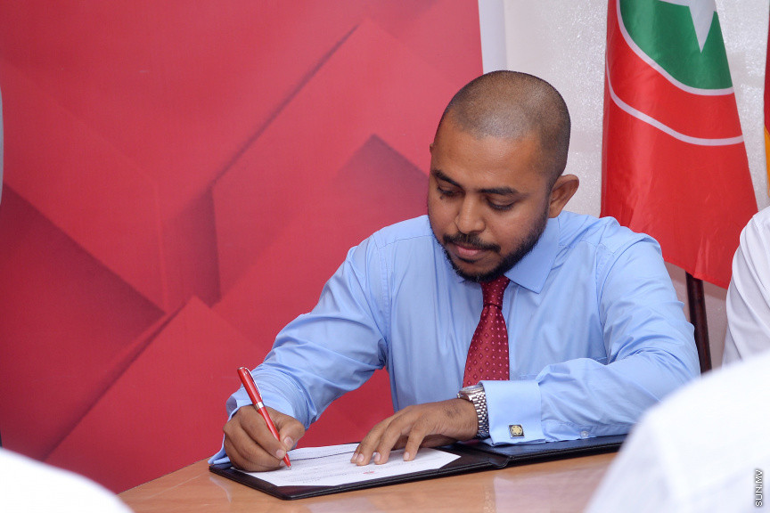 ނޮވެމްބަރ 26، 2016: ރައްޔިތުންގެ މަޖިލީހުގެ ތިނަދޫ ދެކުނު ދާއިރާގެ މެމްބަރު އަބްދުﷲ އަހުމަދު (އަބުޅޯ) އާއި މަޑުއްވަރީ ދާއިރާގެ މެމްބަރު މުހައްމަދު އަމީތު ޖުމްހޫރީ ޕާޓީއަށް ސޮއިކުރުން -- ސަން ފޮޓޯ/ ފަޔާޒު މޫސާ