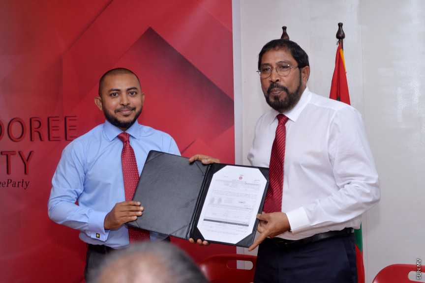 ނޮވެމްބަރ 26، 2016: ރައްޔިތުންގެ މަޖިލީހުގެ ތިނަދޫ ދެކުނު ދާއިރާގެ މެމްބަރު އަބްދުﷲ އަހުމަދު (އަބުޅޯ) އާއި މަޑުއްވަރީ ދާއިރާގެ މެމްބަރު މުހައްމަދު އަމީތު ޖުމްހޫރީ ޕާޓީއަށް ސޮއިކުރުން -- ސަން ފޮޓޯ/ ފަޔާޒު މޫސާ