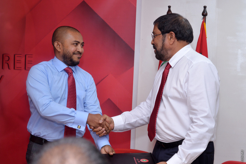 ނޮވެމްބަރ 26، 2016: ރައްޔިތުންގެ މަޖިލީހުގެ ތިނަދޫ ދެކުނު ދާއިރާގެ މެމްބަރު އަބްދުﷲ އަހުމަދު (އަބުޅޯ) އާއި މަޑުއްވަރީ ދާއިރާގެ މެމްބަރު މުހައްމަދު އަމީތު ޖުމްހޫރީ ޕާޓީއަށް ސޮއިކުރުން -- ސަން ފޮޓޯ/ ފަޔާޒު މޫސާ