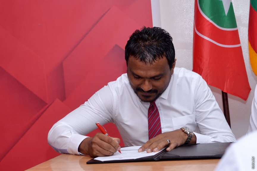 ނޮވެމްބަރ 26، 2016: ރައްޔިތުންގެ މަޖިލީހުގެ ތިނަދޫ ދެކުނު ދާއިރާގެ މެމްބަރު އަބްދުﷲ އަހުމަދު (އަބުޅޯ) އާއި މަޑުއްވަރީ ދާއިރާގެ މެމްބަރު މުހައްމަދު އަމީތު ޖުމްހޫރީ ޕާޓީއަށް ސޮއިކުރުން -- ސަން ފޮޓޯ/ ފަޔާޒު މޫސާ