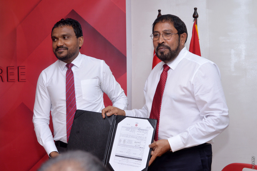 ނޮވެމްބަރ 26، 2016: ރައްޔިތުންގެ މަޖިލީހުގެ ތިނަދޫ ދެކުނު ދާއިރާގެ މެމްބަރު އަބްދުﷲ އަހުމަދު (އަބުޅޯ) އާއި މަޑުއްވަރީ ދާއިރާގެ މެމްބަރު މުހައްމަދު އަމީތު ޖުމްހޫރީ ޕާޓީއަށް ސޮއިކުރުން -- ސަން ފޮޓޯ/ ފަޔާޒު މޫސާ