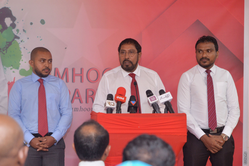 ނޮވެމްބަރ 26، 2016: ރައްޔިތުންގެ މަޖިލީހުގެ ތިނަދޫ ދެކުނު ދާއިރާގެ މެމްބަރު އަބްދުﷲ އަހުމަދު (އަބުޅޯ) އާއި މަޑުއްވަރީ ދާއިރާގެ މެމްބަރު މުހައްމަދު އަމީތު ޖުމްހޫރީ ޕާޓީއަށް ސޮއިކުރުން -- ސަން ފޮޓޯ/ ފަޔާޒު މޫސާ