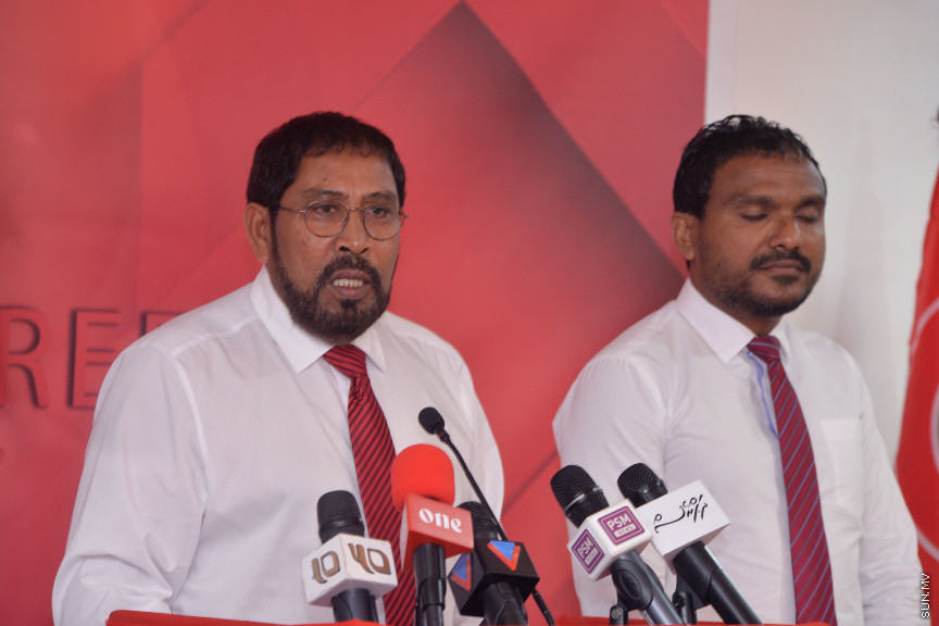 ނޮވެމްބަރ 26، 2016: ރައްޔިތުންގެ މަޖިލީހުގެ ތިނަދޫ ދެކުނު ދާއިރާގެ މެމްބަރު އަބްދުﷲ އަހުމަދު (އަބުޅޯ) އާއި މަޑުއްވަރީ ދާއިރާގެ މެމްބަރު މުހައްމަދު އަމީތު ޖުމްހޫރީ ޕާޓީއަށް ސޮއިކުރުން -- ސަން ފޮޓޯ/ ފަޔާޒު މޫސާ