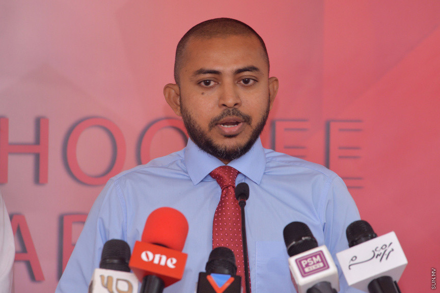 ނޮވެމްބަރ 26، 2016: ރައްޔިތުންގެ މަޖިލީހުގެ ތިނަދޫ ދެކުނު ދާއިރާގެ މެމްބަރު އަބްދުﷲ އަހުމަދު (އަބުޅޯ) އާއި މަޑުއްވަރީ ދާއިރާގެ މެމްބަރު މުހައްމަދު އަމީތު ޖުމްހޫރީ ޕާޓީއަށް ސޮއިކުރުން -- ސަން ފޮޓޯ/ ފަޔާޒު މޫސާ