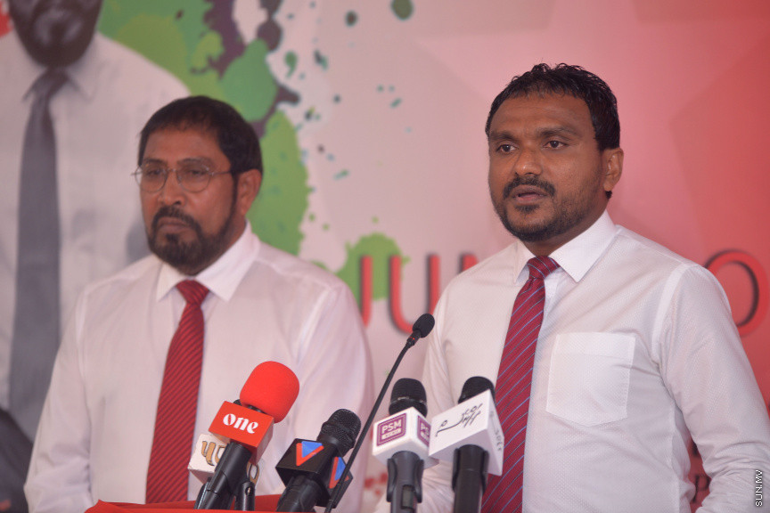 ނޮވެމްބަރ 26، 2016: ރައްޔިތުންގެ މަޖިލީހުގެ ތިނަދޫ ދެކުނު ދާއިރާގެ މެމްބަރު އަބްދުﷲ އަހުމަދު (އަބުޅޯ) އާއި މަޑުއްވަރީ ދާއިރާގެ މެމްބަރު މުހައްމަދު އަމީތު ޖުމްހޫރީ ޕާޓީއަށް ސޮއިކުރުން -- ސަން ފޮޓޯ/ ފަޔާޒު މޫސާ