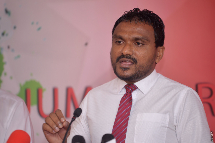 ނޮވެމްބަރ 26، 2016: ރައްޔިތުންގެ މަޖިލީހުގެ ތިނަދޫ ދެކުނު ދާއިރާގެ މެމްބަރު އަބްދުﷲ އަހުމަދު (އަބުޅޯ) އާއި މަޑުއްވަރީ ދާއިރާގެ މެމްބަރު މުހައްމަދު އަމީތު ޖުމްހޫރީ ޕާޓީއަށް ސޮއިކުރުން -- ސަން ފޮޓޯ/ ފަޔާޒު މޫސާ