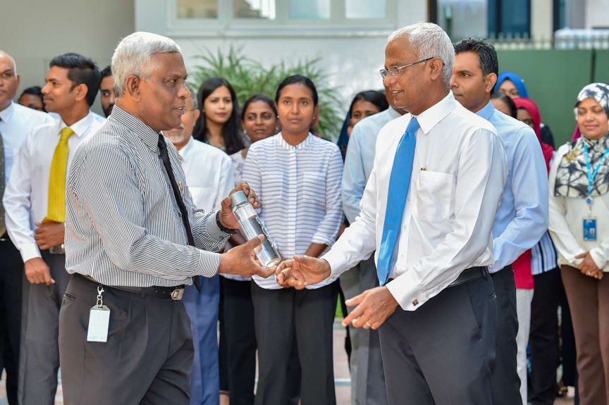 ޑިސެމްބަރ 2، 2018: އެއްފަހަރު ބޭނުންކޮށްފައި އުކާލާ ޕްލާސްޓިކް ރައީސުލްޖުމްހޫރިއްޔާގެ އޮފީހުގައި ބޭނުންކުރުން މަދުކުރުން އިފްތިތާޙްކުރުމަށް ރައީސް އޮފީހުގައި ބޭއްވި ރަސްމިއްޔާތުގެ ތެރެއިން -- ފޮޓޯ/ ރައީސް އޮފީސް