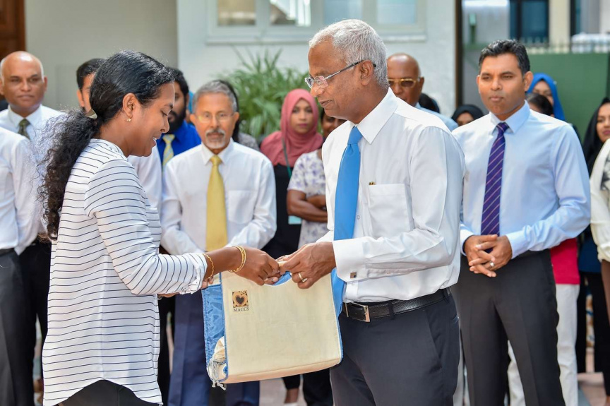 ޑިސެމްބަރ 2، 2018: އެއްފަހަރު ބޭނުންކޮށްފައި އުކާލާ ޕްލާސްޓިކް ރައީސުލްޖުމްހޫރިއްޔާގެ އޮފީހުގައި ބޭނުންކުރުން މަދުކުރުން އިފްތިތާޙްކުރުމަށް ރައީސް އޮފީހުގައި ބޭއްވި ރަސްމިއްޔާތުގެ ތެރެއިން -- ފޮޓޯ/ ރައީސް އޮފީސް