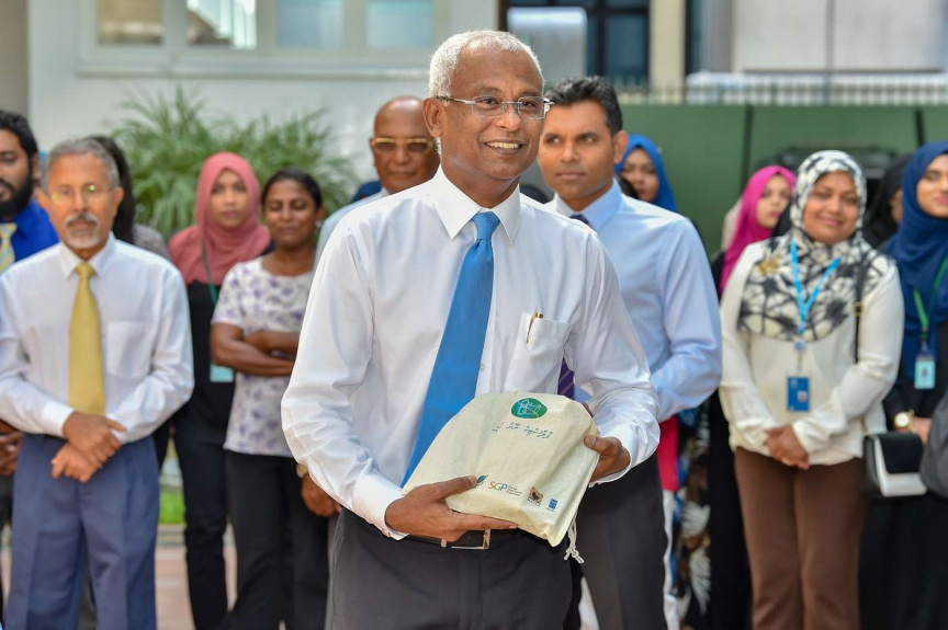 ޑިސެމްބަރ 2، 2018: އެއްފަހަރު ބޭނުންކޮށްފައި އުކާލާ ޕްލާސްޓިކް ރައީސުލްޖުމްހޫރިއްޔާގެ އޮފީހުގައި ބޭނުންކުރުން މަދުކުރުން އިފްތިތާޙްކުރުމަށް ރައީސް އޮފީހުގައި ބޭއްވި ރަސްމިއްޔާތުގެ ތެރެއިން -- ފޮޓޯ/ ރައީސް އޮފީސް