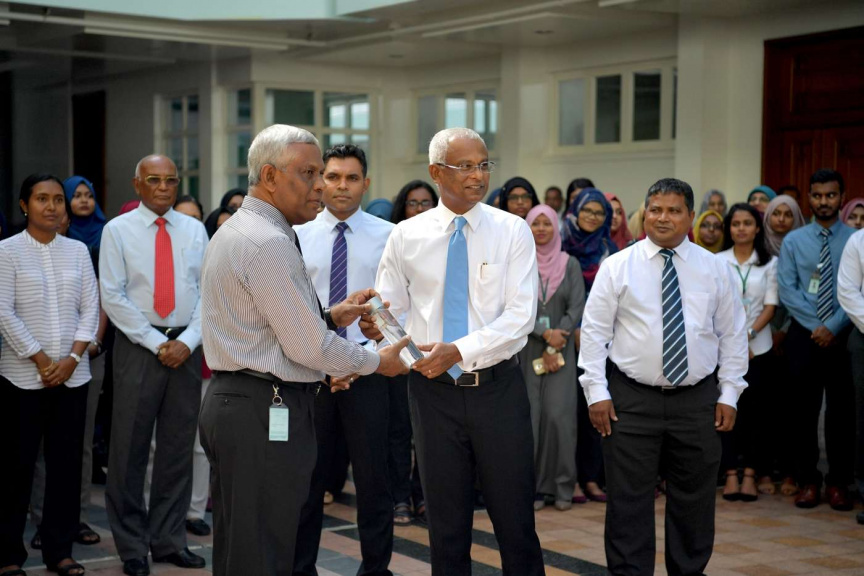 ޑިސެމްބަރ 2، 2018: އެއްފަހަރު ބޭނުންކޮށްފައި އުކާލާ ޕްލާސްޓިކް ރައީސުލްޖުމްހޫރިއްޔާގެ އޮފީހުގައި ބޭނުންކުރުން މަދުކުރުން އިފްތިތާޙްކުރުމަށް ރައީސް އޮފީހުގައި ބޭއްވި ރަސްމިއްޔާތުގެ ތެރެއިން -- ފޮޓޯ/ ރައީސް އޮފީސް