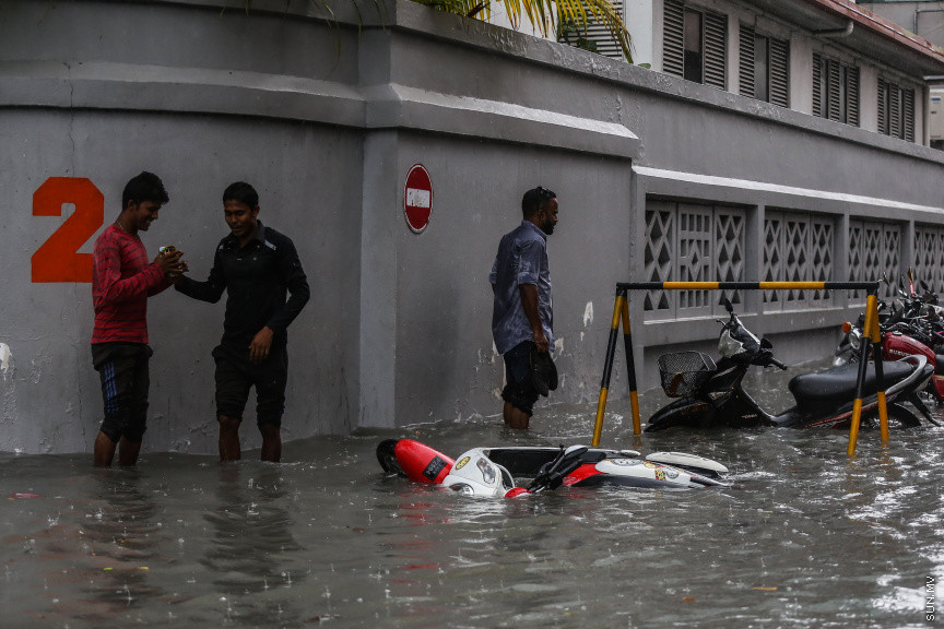 ޑިސެމްބަރ 5، 2018: ބޯ ވިއްސާރަޔާއެކު މާލެ އާދަޔާ ހިލާފަށް ފެންބޮޑުވެ، ގޭގެއަށް ބޮޑެތި ގެއްލުންތަކެއްވުން: މިއަދުގެ ހެނދުނު ދިހަޔަކުން މެންދުރު އެކަކަށް މާލެއަށް 44 މިލިމީޓަރުގެ ވާރޭވެހުން -- ސަން ފޮޓޯ/ ފަޔާޒު މޫސާ