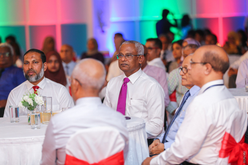 ދިވެހި ނޫސްވެރިކަމުގެ އަލިމަސް ޔޫބިލް ފާހަގަކުރުމަށާއި، އެކި ރޮނގުތަކުން މިދިޔަ އަހަރުގެ އެންމެ މޮޅު ނޫސްވެރިންނަށް އިނާމު ދިނުމަށް ދަރުބާރުގޭގައި ބޭއްވި ޖަލްސާ -- ސަން ފޮޓޯ/ ފަޔާޒު މޫސާ