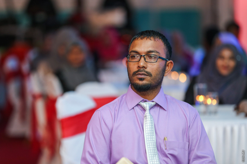 ދިވެހި ނޫސްވެރިކަމުގެ އަލިމަސް ޔޫބިލް ފާހަގަކުރުމަށާއި، އެކި ރޮނގުތަކުން މިދިޔަ އަހަރުގެ އެންމެ މޮޅު ނޫސްވެރިންނަށް އިނާމު ދިނުމަށް ދަރުބާރުގޭގައި ބޭއްވި ޖަލްސާ -- ސަން ފޮޓޯ/ ފަޔާޒު މޫސާ