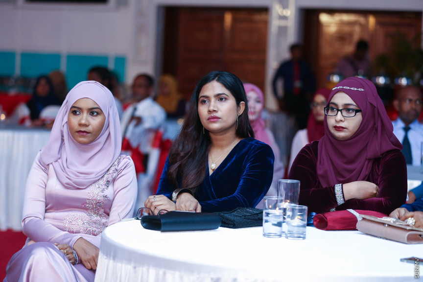 ދިވެހި ނޫސްވެރިކަމުގެ އަލިމަސް ޔޫބިލް ފާހަގަކުރުމަށާއި، އެކި ރޮނގުތަކުން މިދިޔަ އަހަރުގެ އެންމެ މޮޅު ނޫސްވެރިންނަށް އިނާމު ދިނުމަށް ދަރުބާރުގޭގައި ބޭއްވި ޖަލްސާ -- ސަން ފޮޓޯ/ ފަޔާޒު މޫސާ
