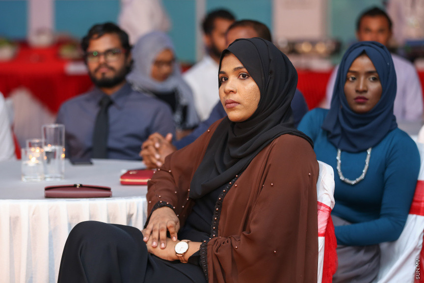 ދިވެހި ނޫސްވެރިކަމުގެ އަލިމަސް ޔޫބިލް ފާހަގަކުރުމަށާއި، އެކި ރޮނގުތަކުން މިދިޔަ އަހަރުގެ އެންމެ މޮޅު ނޫސްވެރިންނަށް އިނާމު ދިނުމަށް ދަރުބާރުގޭގައި ބޭއްވި ޖަލްސާ -- ސަން ފޮޓޯ/ ފަޔާޒު މޫސާ