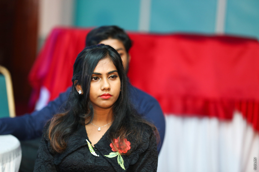 ދިވެހި ނޫސްވެރިކަމުގެ އަލިމަސް ޔޫބިލް ފާހަގަކުރުމަށާއި، އެކި ރޮނގުތަކުން މިދިޔަ އަހަރުގެ އެންމެ މޮޅު ނޫސްވެރިންނަށް އިނާމު ދިނުމަށް ދަރުބާރުގޭގައި ބޭއްވި ޖަލްސާ -- ސަން ފޮޓޯ/ ފަޔާޒު މޫސާ
