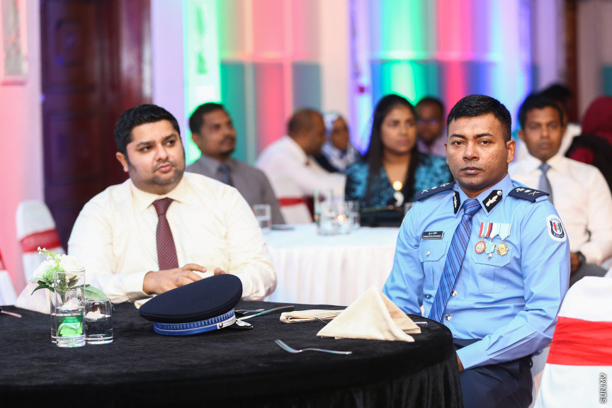 ދިވެހި ނޫސްވެރިކަމުގެ އަލިމަސް ޔޫބިލް ފާހަގަކުރުމަށާއި، އެކި ރޮނގުތަކުން މިދިޔަ އަހަރުގެ އެންމެ މޮޅު ނޫސްވެރިންނަށް އިނާމު ދިނުމަށް ދަރުބާރުގޭގައި ބޭއްވި ޖަލްސާ -- ސަން ފޮޓޯ/ ފަޔާޒު މޫސާ