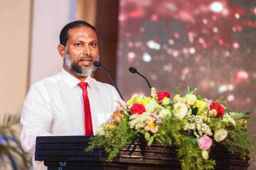 ދިވެހި ނޫސްވެރިކަމުގެ އަލިމަސް ޔޫބިލް ފާހަގަކުރުމަށާއި، އެކި ރޮނގުތަކުން މިދިޔަ އަހަރުގެ އެންމެ މޮޅު ނޫސްވެރިންނަށް އިނާމު ދިނުމަށް ދަރުބާރުގޭގައި ބޭއްވި ޖަލްސާ -- ސަން ފޮޓޯ/ ފަޔާޒު މޫސާ