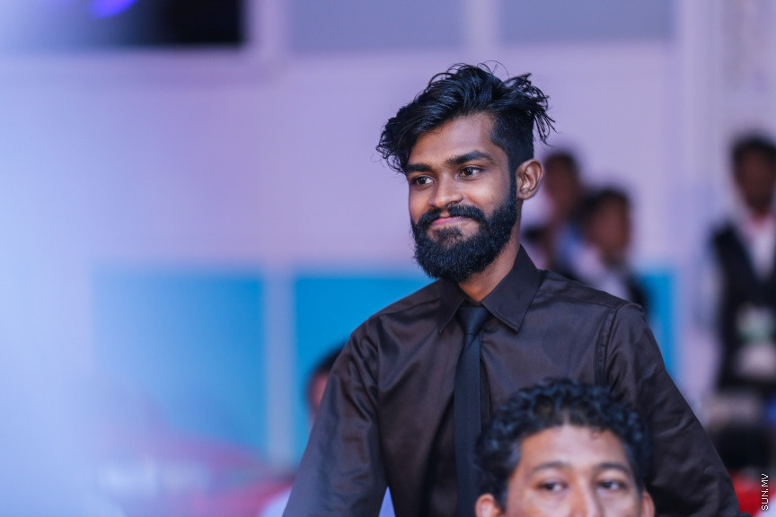 ދިވެހި ނޫސްވެރިކަމުގެ އަލިމަސް ޔޫބިލް ފާހަގަކުރުމަށާއި، އެކި ރޮނގުތަކުން މިދިޔަ އަހަރުގެ އެންމެ މޮޅު ނޫސްވެރިންނަށް އިނާމު ދިނުމަށް ދަރުބާރުގޭގައި ބޭއްވި ޖަލްސާ -- ސަން ފޮޓޯ/ ފަޔާޒު މޫސާ
