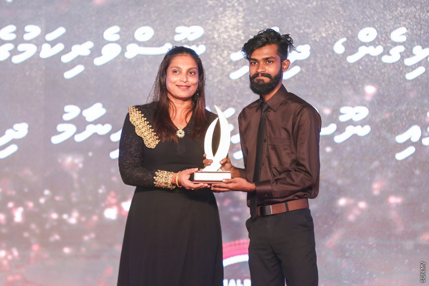 ދިވެހި ނޫސްވެރިކަމުގެ އަލިމަސް ޔޫބިލް ފާހަގަކުރުމަށާއި، އެކި ރޮނގުތަކުން މިދިޔަ އަހަރުގެ އެންމެ މޮޅު ނޫސްވެރިންނަށް އިނާމު ދިނުމަށް ދަރުބާރުގޭގައި ބޭއްވި ޖަލްސާ -- ސަން ފޮޓޯ/ ފަޔާޒު މޫސާ