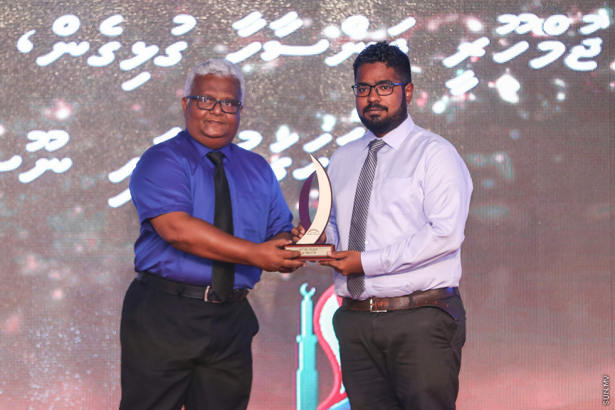 ދިވެހި ނޫސްވެރިކަމުގެ އަލިމަސް ޔޫބިލް ފާހަގަކުރުމަށާއި، އެކި ރޮނގުތަކުން މިދިޔަ އަހަރުގެ އެންމެ މޮޅު ނޫސްވެރިންނަށް އިނާމު ދިނުމަށް ދަރުބާރުގޭގައި ބޭއްވި ޖަލްސާ -- ސަން ފޮޓޯ/ ފަޔާޒު މޫސާ