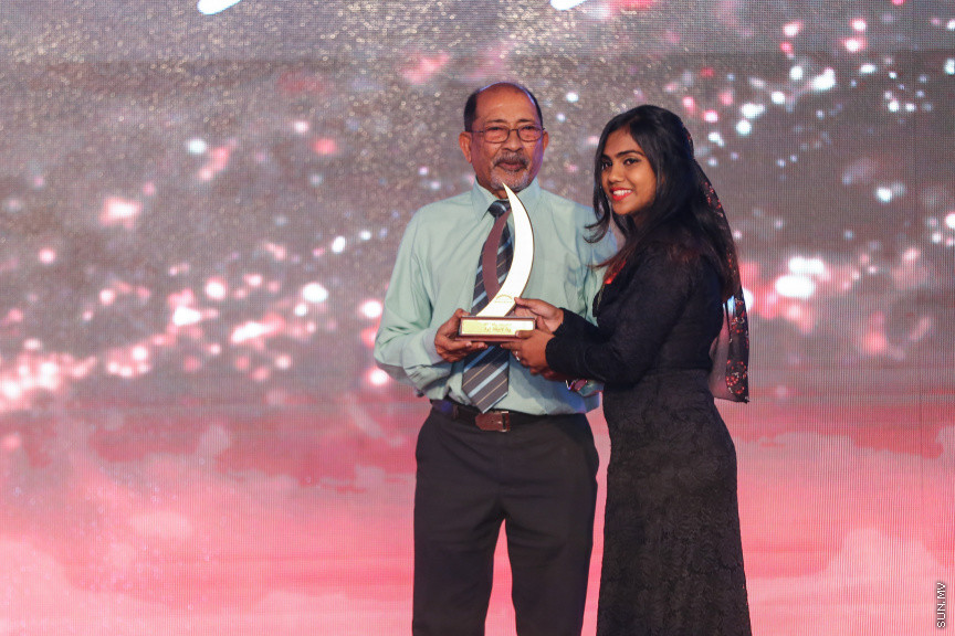 ދިވެހި ނޫސްވެރިކަމުގެ އަލިމަސް ޔޫބިލް ފާހަގަކުރުމަށާއި، އެކި ރޮނގުތަކުން މިދިޔަ އަހަރުގެ އެންމެ މޮޅު ނޫސްވެރިންނަށް އިނާމު ދިނުމަށް ދަރުބާރުގޭގައި ބޭއްވި ޖަލްސާ -- ސަން ފޮޓޯ/ ފަޔާޒު މޫސާ