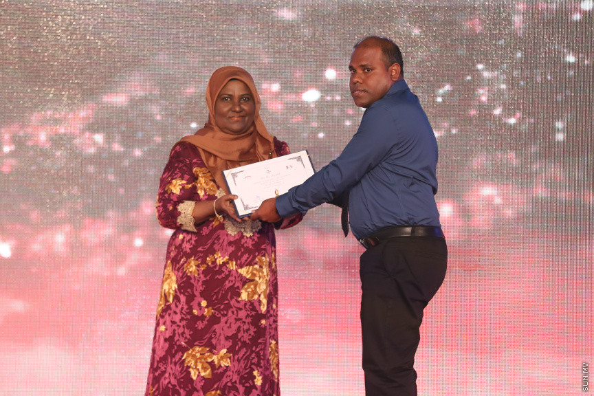 ދިވެހި ނޫސްވެރިކަމުގެ އަލިމަސް ޔޫބިލް ފާހަގަކުރުމަށާއި، އެކި ރޮނގުތަކުން މިދިޔަ އަހަރުގެ އެންމެ މޮޅު ނޫސްވެރިންނަށް އިނާމު ދިނުމަށް ދަރުބާރުގޭގައި ބޭއްވި ޖަލްސާ -- ސަން ފޮޓޯ/ ފަޔާޒު މޫސާ