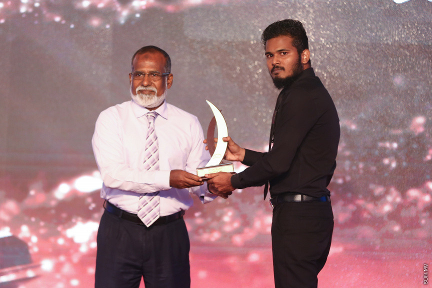 ދިވެހި ނޫސްވެރިކަމުގެ އަލިމަސް ޔޫބިލް ފާހަގަކުރުމަށާއި، އެކި ރޮނގުތަކުން މިދިޔަ އަހަރުގެ އެންމެ މޮޅު ނޫސްވެރިންނަށް އިނާމު ދިނުމަށް ދަރުބާރުގޭގައި ބޭއްވި ޖަލްސާ -- ސަން ފޮޓޯ/ ފަޔާޒު މޫސާ