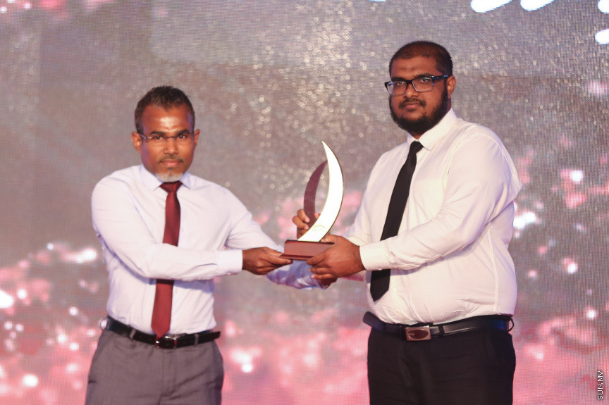 ދިވެހި ނޫސްވެރިކަމުގެ އަލިމަސް ޔޫބިލް ފާހަގަކުރުމަށާއި، އެކި ރޮނގުތަކުން މިދިޔަ އަހަރުގެ އެންމެ މޮޅު ނޫސްވެރިންނަށް އިނާމު ދިނުމަށް ދަރުބާރުގޭގައި ބޭއްވި ޖަލްސާ -- ސަން ފޮޓޯ/ ފަޔާޒު މޫސާ