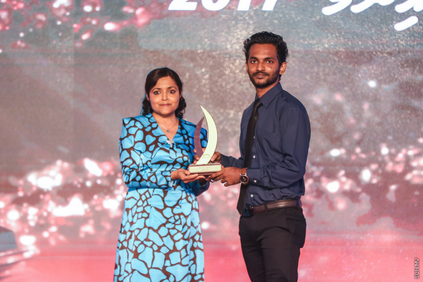 ދިވެހި ނޫސްވެރިކަމުގެ އަލިމަސް ޔޫބިލް ފާހަގަކުރުމަށާއި، އެކި ރޮނގުތަކުން މިދިޔަ އަހަރުގެ އެންމެ މޮޅު ނޫސްވެރިންނަށް އިނާމު ދިނުމަށް ދަރުބާރުގޭގައި ބޭއްވި ޖަލްސާ -- ސަން ފޮޓޯ/ ފަޔާޒު މޫސާ